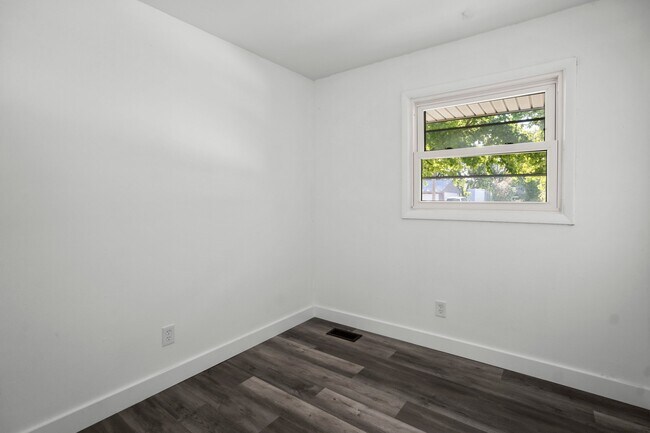 Building Photo - 2474 Thornton Dr