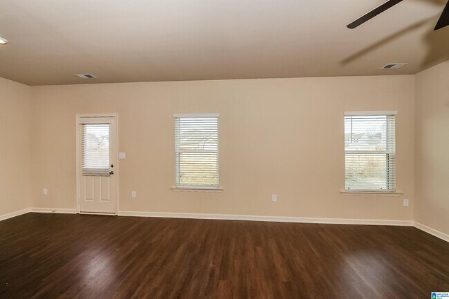 Building Photo - 535 Clover Cir