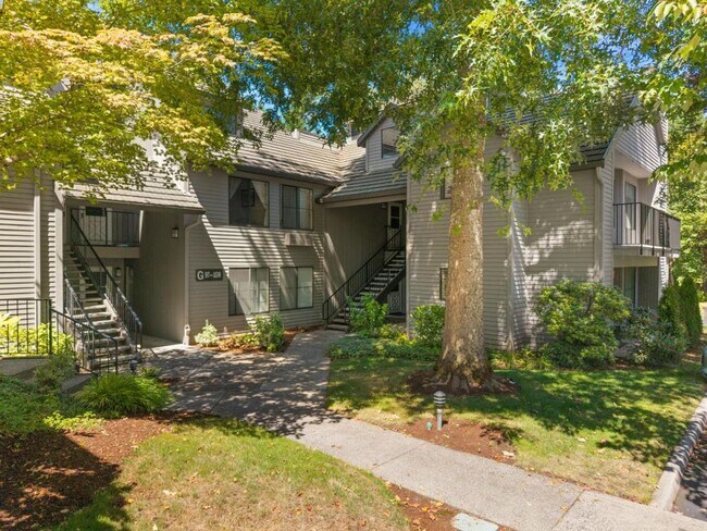 Foto del edificio - Stylish Lake Oswego 1 Bedroom Condo with Loft — Walk to Shops & Parks