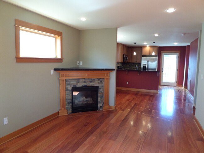 Building Photo - GREAT NEW PRICE! Fantastic 3 Bedroom Home ...