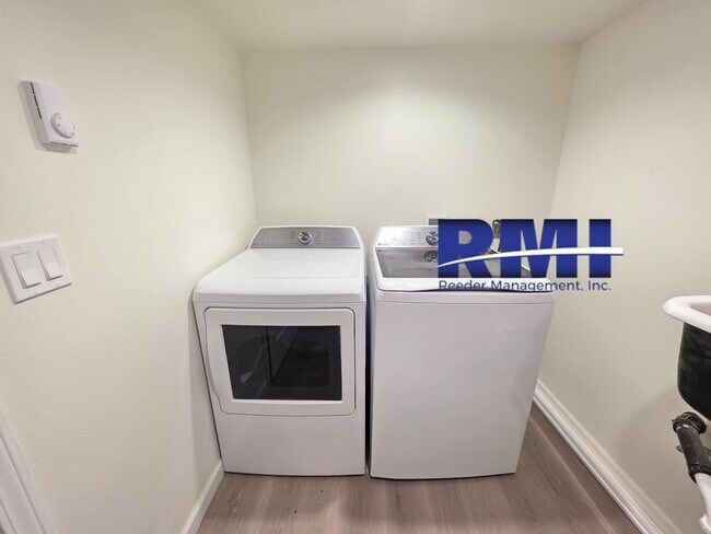 Foto del edificio - Updated Studio Downtown Bremerton!!!