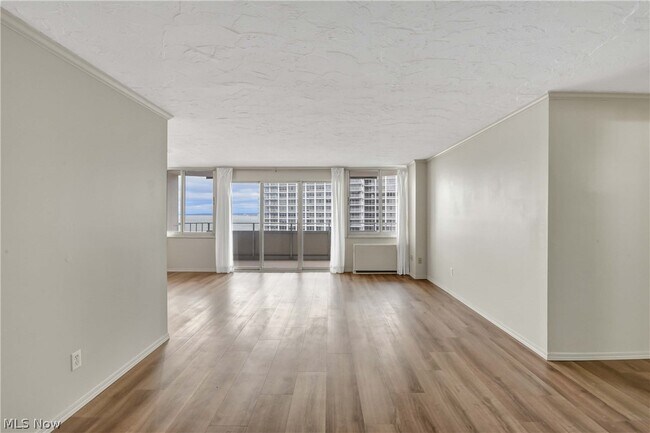 Foto del edificio - 12900 Lake Ave