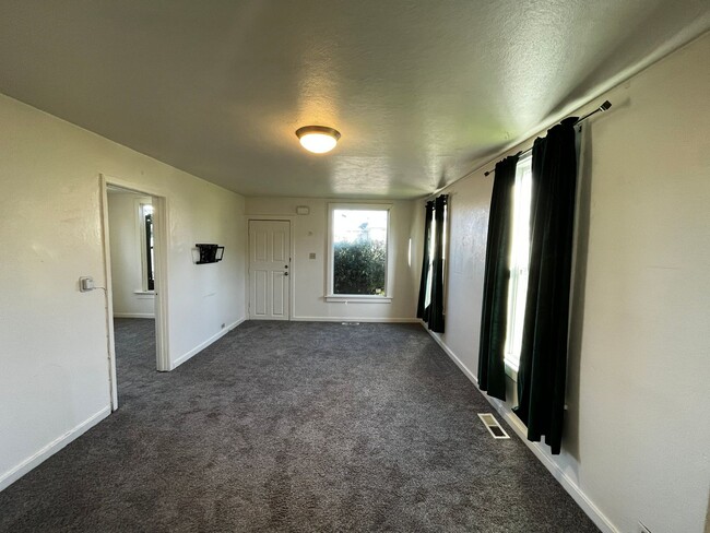 Building Photo - $1,000 off First Month's Rent!! Walk to PS...