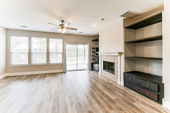 Foto del edificio - 5621 Starwood Ct