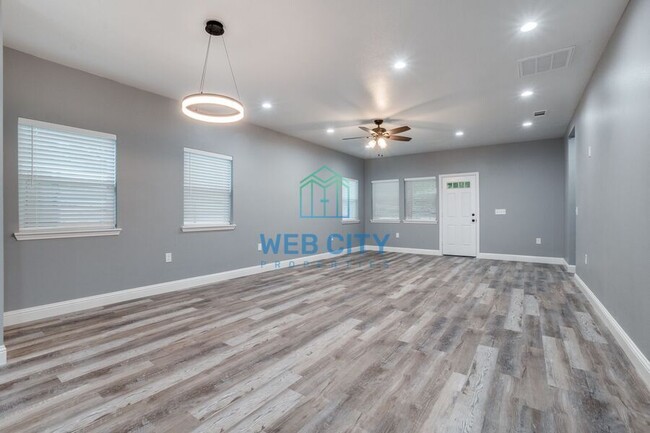 Building Photo - 633 Helena Ave