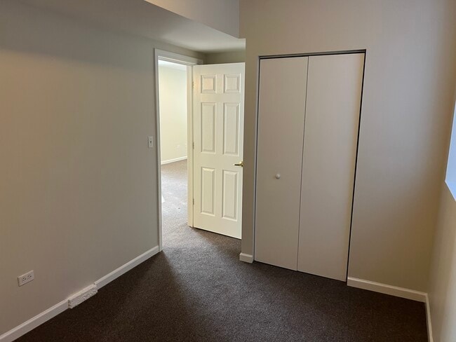 Building Photo - 4822 W Berteau Ave