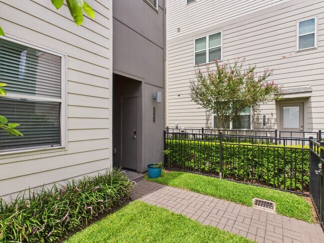 Building Photo - 2761 Clinton Dr