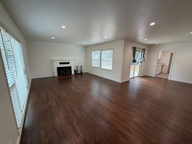 Foto del edificio - Charming JC Neighborhood Rental with Brand-New Kitchen & Hardwood Floors