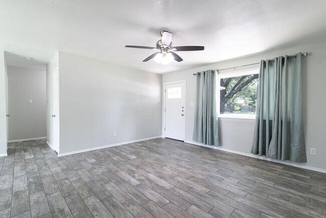 Building Photo - 1515 Glenmeadows Dr