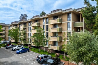 Building Photo - The Highlander