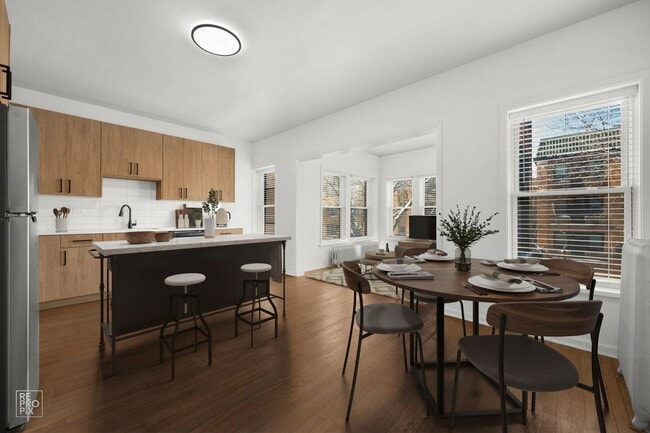 Foto del edificio - Spacious 4-Bedroom Duplex in Rogers Park With In-Unit Laundry & Pet-Friendly Living!