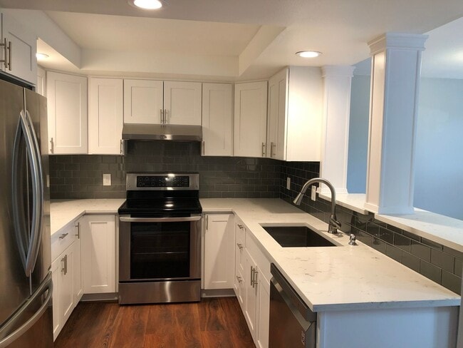 Building Photo - 3 bedroooms townhouse. Great School District!!