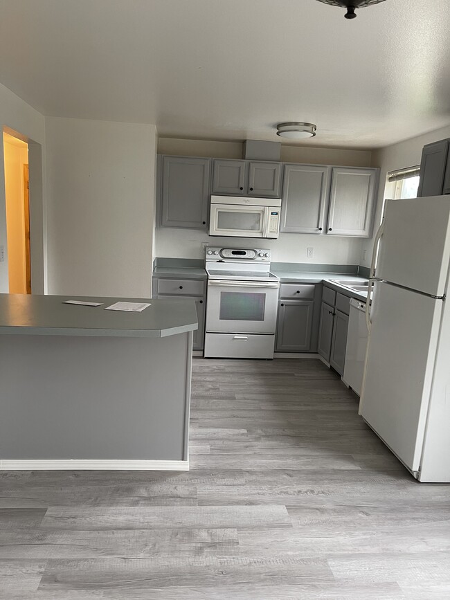 Building Photo - 242 Bower Ln