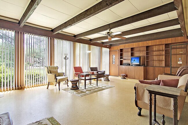 Building Photo - Large brick home