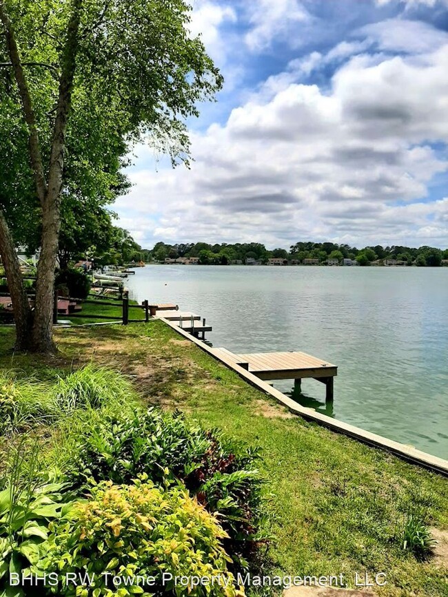 Building Photo - 3 br, 2.5 bath House - 1740 Lake Christoph...