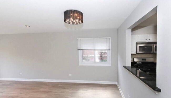 Building Photo - 677 S River Rd