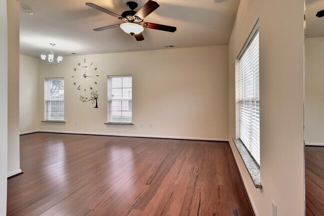 Foto del edificio - Spacious 3 Bedroom 2.5 Townhome Near Fort Eustis - Granite Kitchen & Fenced In Backyard