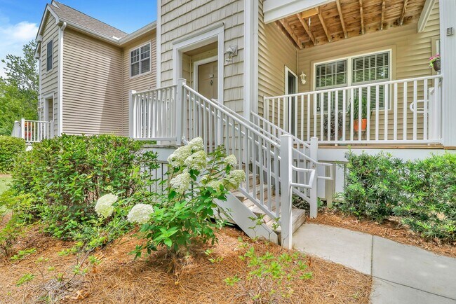 Foto del edificio - Stunning Top Floor 3 Bedroom Condo with Marsh Views in Gated Summerfield Community