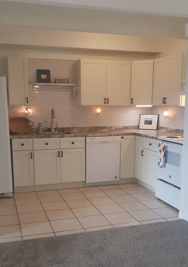 New Kitchen - 800 W Belleview Ave