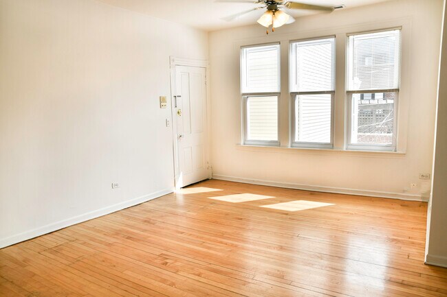 Foto del edificio - 2616 N Marshfield Ave