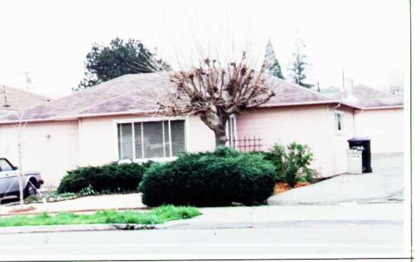 Building Photo - 905 Western Ave