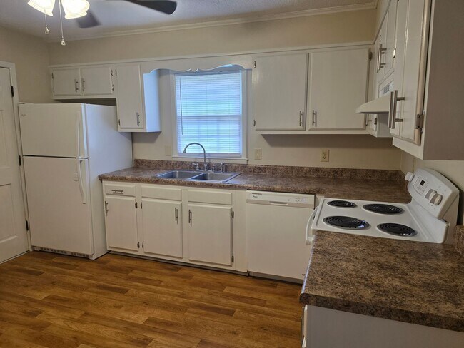 Foto del edificio - 4 Bedroom, 1.5 bath, 1 car garage, fenced in yard, under 25 dog may be permitted