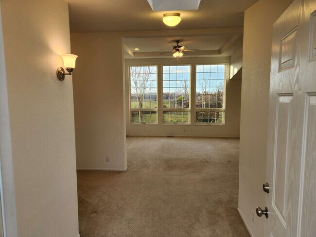 Foto del edificio - 3 bed 2 bath 2 car garage w/ great views i...