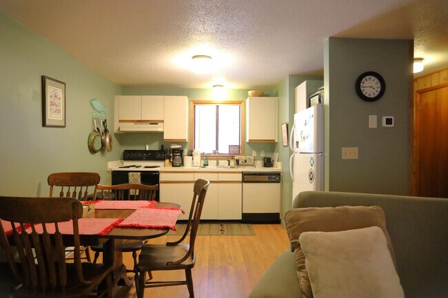 Building Photo - 12 Streamside Rd