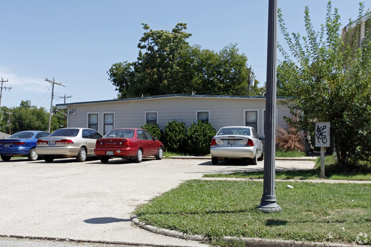 Building Photo - 707-709 Debarr Ave