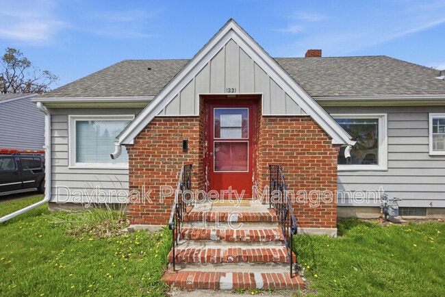Building Photo - 1221 5th St S