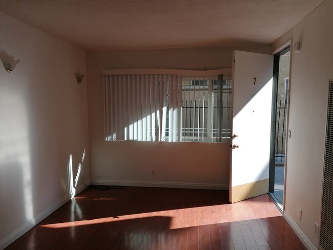 Living - 3740 Midvale Ave