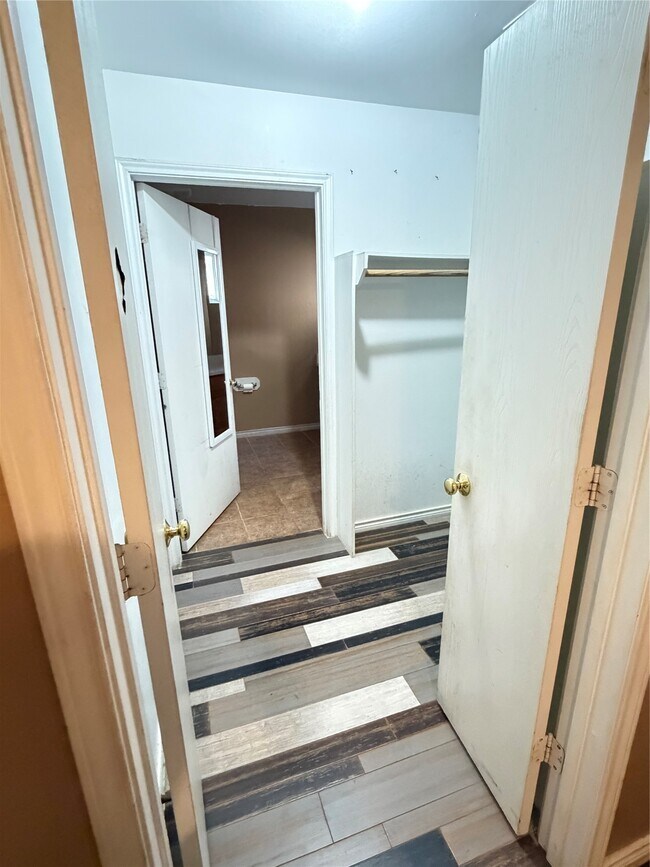 Building Photo - 8935 Lyndonnille Falls Ln