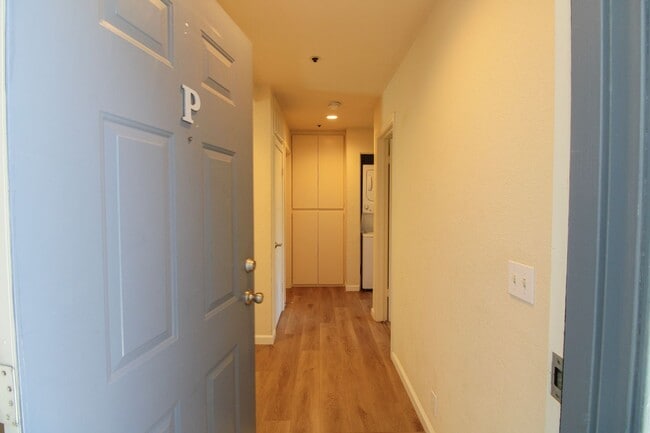 Building Photo - 2 Bedroom, 2 Bathroom + Loft - Top Floor Condo in Parkwood Village