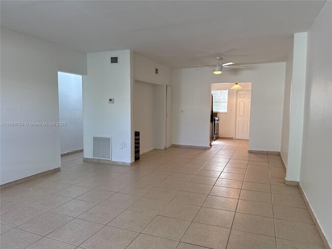 Building Photo - 1176 Marseille Dr