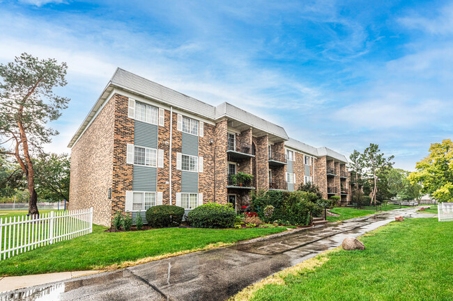 Building Photo - 1605 N Windsor Dr