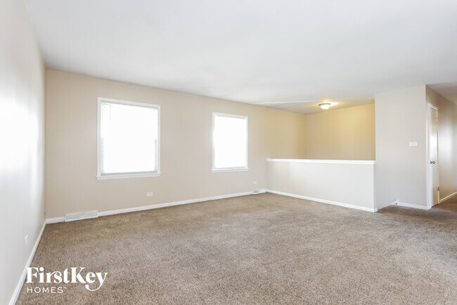 Building Photo - 904 Bowling Green Dr