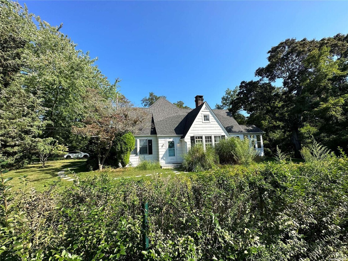 Primary Photo - 300 Noyack Rd