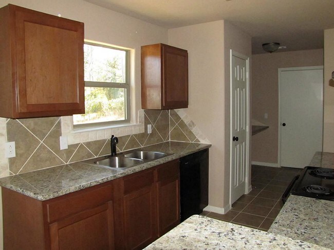 Building Photo - 110 Oakridge Cir