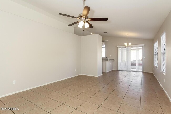 Foto del edificio - 4388 E Hartford Ave