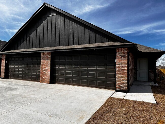 Building Photo - LUXURY BRAND NEW 3 Bedroom 2 Bath Duplex in Piedmont Schools (Neighborhood Park)