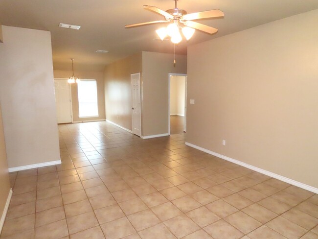 Building Photo - Beautiful 3 Bedroom, 2 Bath Duplex in Lind...
