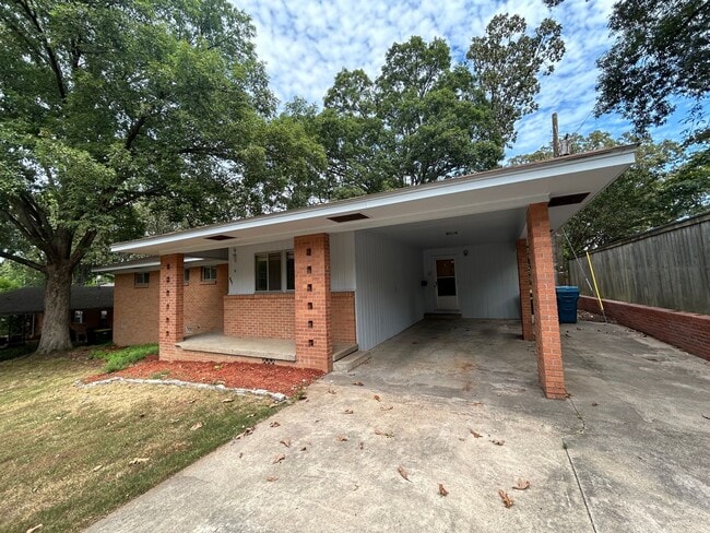 Building Photo - 807 Ridgecrest Dr
