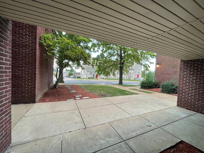 Foto del edificio - Morganford Plaza Apartments