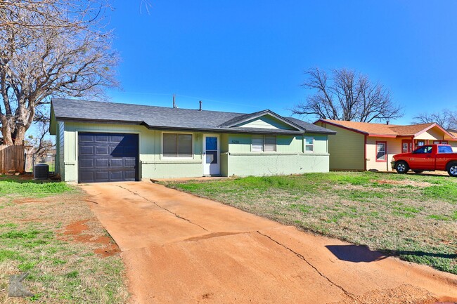 Building Photo - 3 bed, 1 bath, 1 car garage!