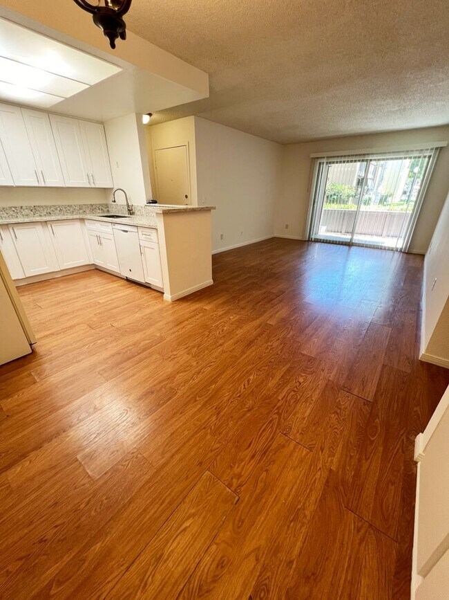 Building Photo - 2 Bed/ 1 Bath Newly Upgraded Condo in Miss...