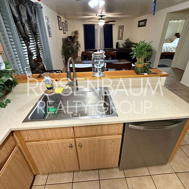 Building Photo - Charming 3-beds, 2-baths home in Apache Ju...