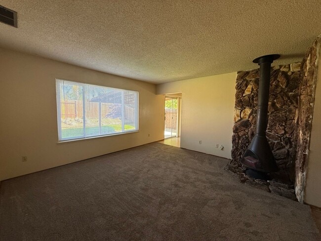 Building Photo - 3 bed 1 bath available in North Highlands!