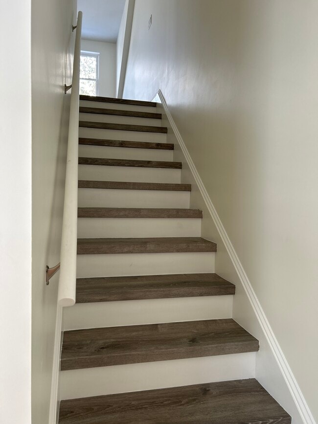 Building Photo - 32 Revere Ct