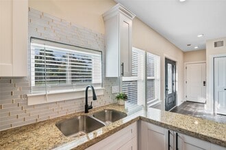 Building Photo - 1206 S Victory Dr