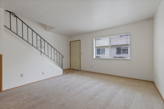 Building Photo - 2 Bedroom Townhouse